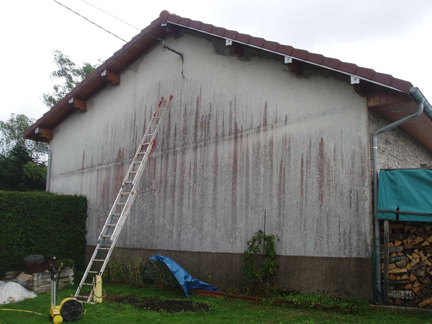 Photo avant le traitement et l'entretien d'une façade de maison