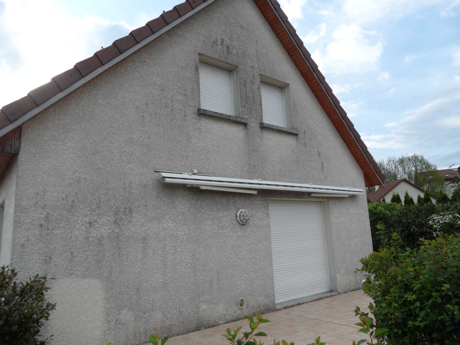 Photo avant le traitement et l'entretien d'une façade de maison