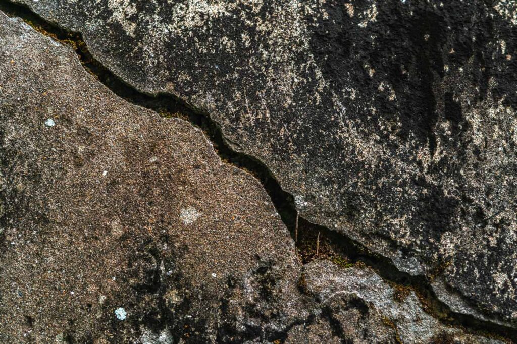 Photo d'un mur délabré par les intempéries