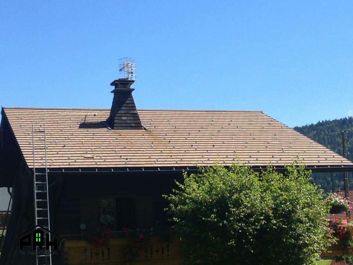 Photo d'une toiture après traitement et démoussage