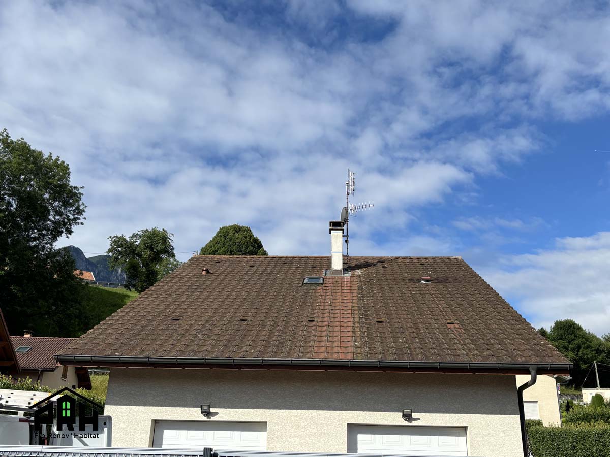 Photo d'une toiture de maison avant l'intervention de l'entreprise Pro Renov Habitat pour le traitement et le démoussage du toit