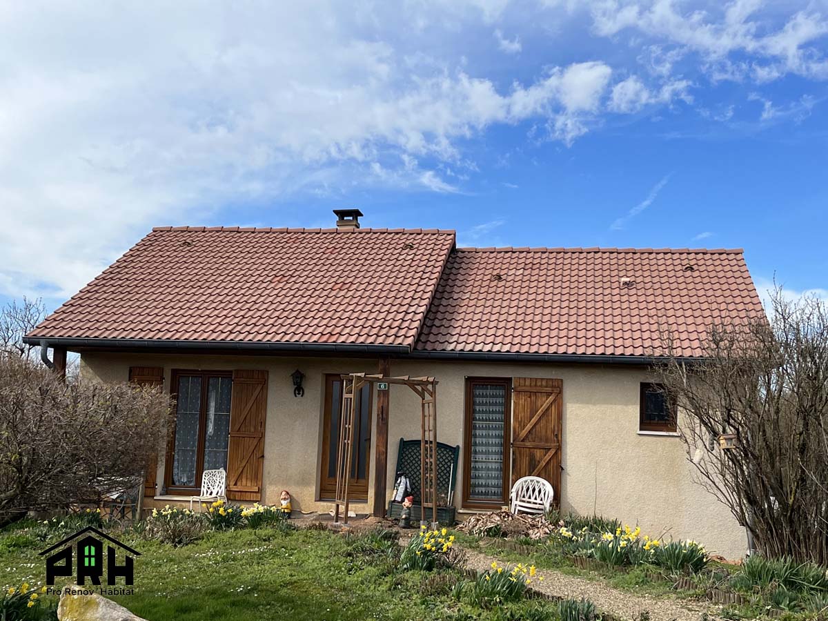 Photo d'une maison après le traitement et démoussage de la toiture réalisé par l'entreprise Pro Renov Habitat à Archamps.