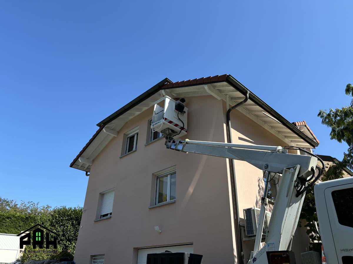 Photo de la société Pro Renov Habitat entrain de réaliser l'entretien du bois d'une toiture